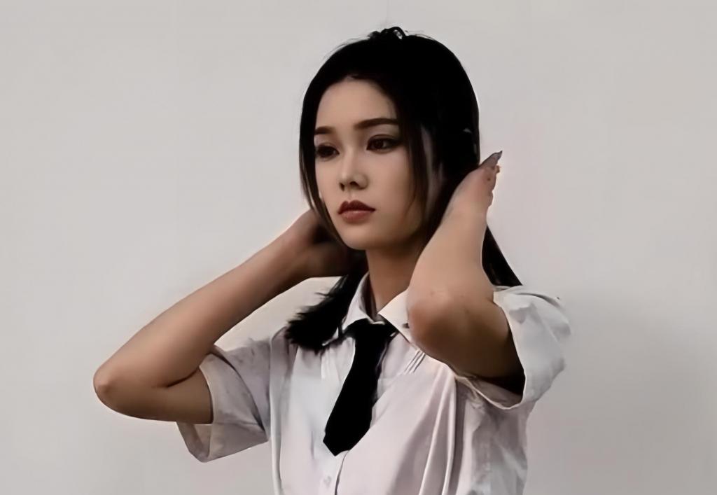 青颖真漂亮，青颖的双重高手五花 青颖真漂亮，青颖的双重高手五花，<br>用力上提绳子，很紧很高，用力扳脚，反复狠狠抓脚脚强制闻脚，过程中偶尔噘嘴，委屈欲哭<br>馨颖的暂停一期，应邀放一期青颖<br>对画质要求高的朋友请网盘下载原视频，大小5.7G<br>全方位的绳子清晰细节，各个角度<br>还是这双干净的大眼睛，小女孩就是清纯，胳膊纤细嫩滑好看，不是那种像肘棒的胳臂哈<br>过程中经常出现这双难得的干净的大眼睛，对我古怪的行为报以迷惑的眼神，很珍稀，令人很心动<br>本品首先是内容很硬，绑的很紧吊的很高，直到双手变色，且物以稀为贵，又亮点很多，静心看，每一秒都精彩，说话奶声奶气的，这么漂亮的眼值身材，还是美腿女孩，给加上这么漂亮的五花，当然特别珍贵，<br>长时间控脚，身材气质加妙龄，而且很敬业，尽管她有些不适应，但还是很配合捆绑，甚至很配合镜头，<br>因此这些组合才30，真心超低价，节日期间优惠，节后恢复30元<br>原视频5.7G，因保管库上传文件大小不能超过3G，所以买家如果需要更清晰的原视频，请在百度云盘下载，解压密码在此处，购买后可见<br><span style='color:#b0b0b0;'>[隐藏文字，购买后可见]</span>