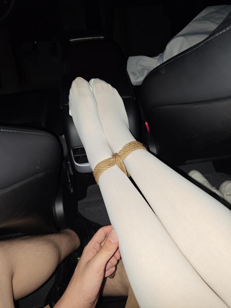国庆约玩，第一弹 - 还是上次的那个妹子，好不容易又约出来玩了一趟，在妹子上车的那一刻咱就忍不住掏出了绳子给妹子的白丝美腿好好装饰一下了，一个小时的路程把玩下来的快乐真的是无法用我苍白无力的言语来进行形容的，计划上可以玩个几天，后续的作品也会在之后的几天进行更新的，敬请期待，因为咱姑且也算是个捆绑新手所以技术有点不忍直视，咱在这里保证，后续如果还有产图的话会尽力把我这菜的抠脚的技术好好的升个级的，但是就目前而言这波带来的视觉体验跟其他的许多大佬肯定是没法比的，所以在这里提前给各位道个歉了，还有就是请各位同好着重欣赏妹子的白丝美腿就好了，请务必不要在意我这菜鸡偶尔不小心乱入进镜头的腿或脚或狗爪子，实在不好意思orz， [白丝,长筒袜,中国女孩,JK]