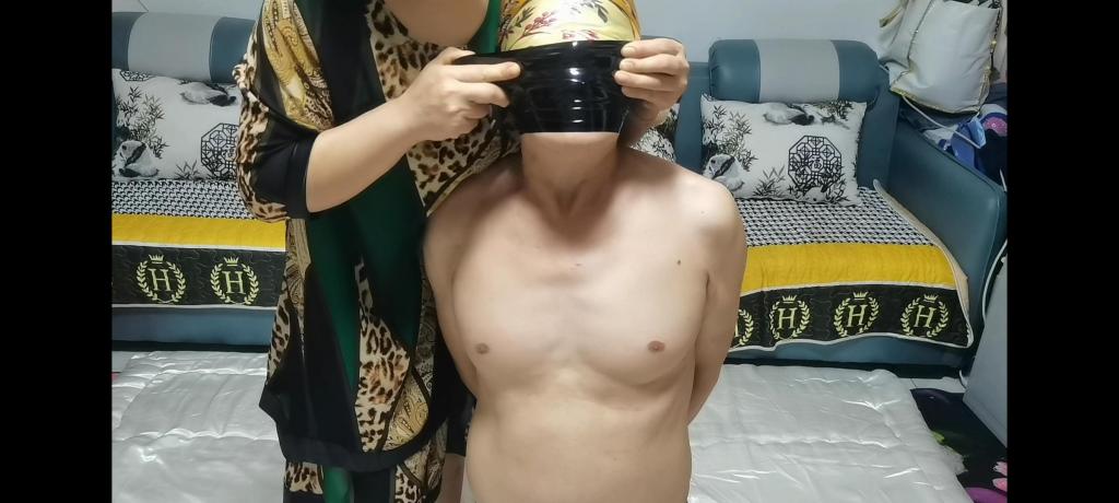 棉宝宝 内裤塞嘴.驷马捆绑.....双向拉链棉睡袋.....15斤厚厚的棉被....哈哈哈..有小奴受的了.....