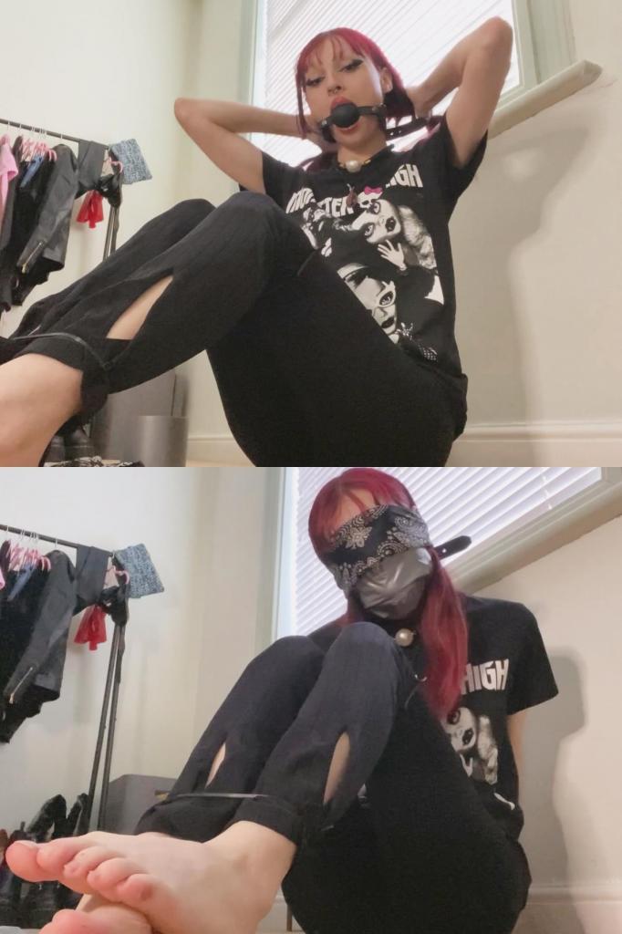 Lacey having fun with a quiet day 独自在家待了一整天后，莱西决定玩一下自我捆绑，用拉链绑住脚踝，将手腕绑在卧室的暖气片上，但就在她这样做之前，她用嘴堵住自己，蒙住眼睛。没有什么比紧身口塞下传来的闷哼声更性感的了。After being home alone all day, Lacey decides she wants to have some self bondage fun by binding her ankles with zip ties and tying her wrists to a radiator in her bedroom, but just before she does that she gags and blindfolds herself. There's nothing sexier than the sound of muffling under a tight gag.