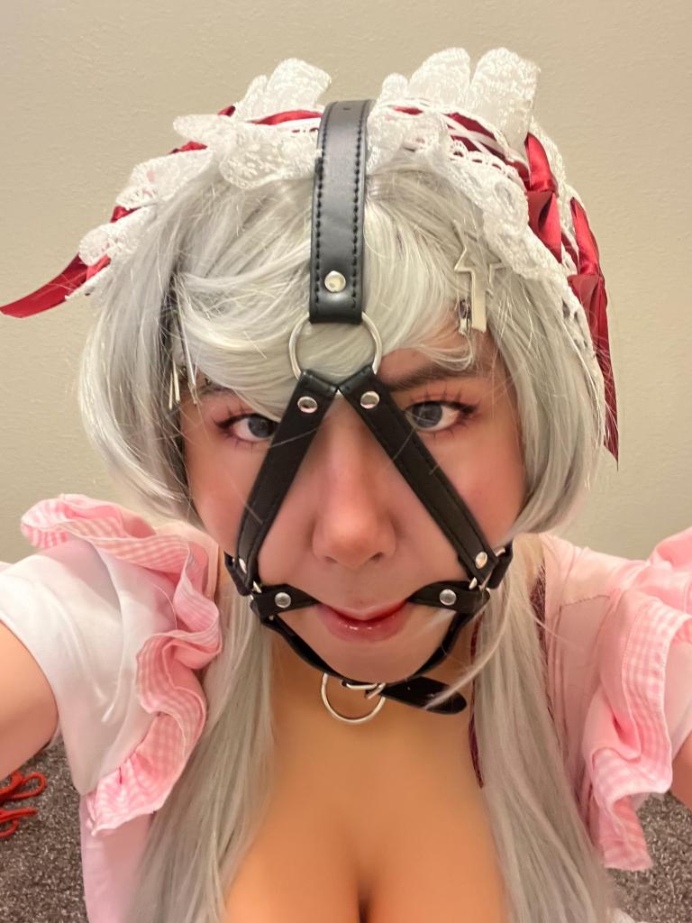 伪娘女仆拘束 - 小伪娘来打扫卫生，被发现偷懒。带上口球、绑上扫帚，以示惩戒。 [职业（女仆）,堵嘴,伪娘,口球]