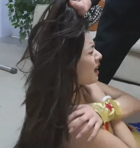 神奇女侠的噩梦 神奇女侠保卫城市和平，私下身份是一名探员，一次行动神奇女侠化身探员与一名毛贼战斗，虽然成功捕获毛贼，自己也被打伤，养伤期间，毛贼脱身，伺机报复神奇女侠，一段时间后，女侠养伤的时候有人敲门，女侠询问开门后，被偷袭，随后被打成重伤失去反抗能力，一段折磨后，女侠被捆了起来被毛贼残忍折磨，女侠最终靠变身的力量挣脱，化身神奇女侠，不料等待女侠的噩梦才刚刚开始   保存度云下载电脑解压，解压码202411  这次演员很卖力，剧情也非常连贯，属于精品值得购买，再就是目前有很多藏品没有上传，因为二手现在太能盗版了，所以很多藏品目前先保存，也谢谢支持正版的兄弟们，后续会有更精彩的作品，希望大家喜欢，谢谢，请保持一个干净的圈子