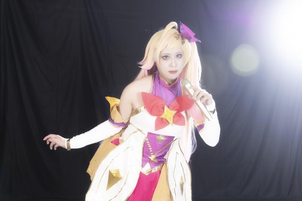 【莉雅写真】星之守护者战败催眠监禁紧缚媚药最终调教成RBQ		cosplay/剧情/BE/催眠/监禁/魔法少女     定制/约玩/应聘S/应聘模特请联系：liya-bondage@outlook.com - 编号：liya-xz-014
萨勒芬妮（星之守护者）：莉雅
内容简介：
cosplay/剧情/BE/催眠/监禁/魔法少女
剧情简介：
萨勒芬妮在与敌人的战斗中被俘虏，之后被洗脑催眠成了狗狗的模样，调教玩弄了一阵后没曾想她清醒了过来，急忙将她帮助，使用各种器具刺激破坏她的精神，在她精神已经摇摇欲坠时掰开她的嘴巴灌入媚药，媚药的效果很快就发作了，萨勒芬妮开始旁若无人的发情，玩弄自己的身体，寻求着***，看着诱人的她看守的人也丝毫没有怜悯，赐予了她大量的精华后，绑好离开了····


图集张数：72