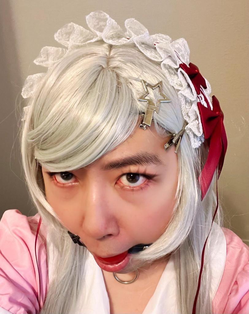 伪娘女仆口球、单手套拘束 - 伪娘女仆带上口球，手臂紧缚在身后单手套里，跪在地上挣扎。 [伪娘,口球]