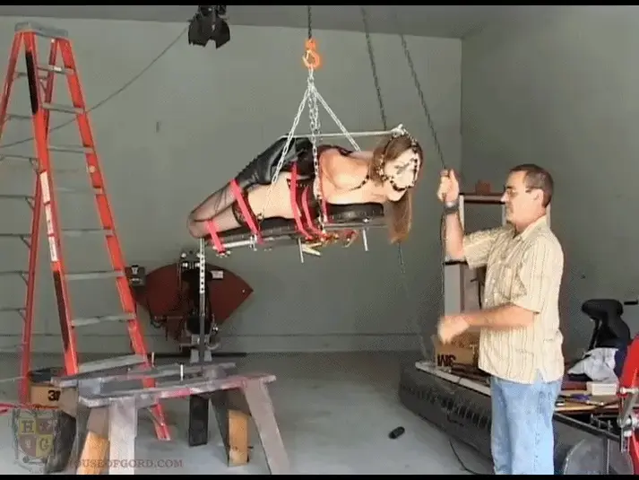 Rear Bumper Flying Hog Tie charlotte rear bumper hogtie 【家具片house of gord 】戈德喜欢尽可能地将他的皮卡融入到表演中！这一次，他安装了一个新的货架来承载女奴夏洛特，准备好在后保险杠直臂驷马训练中上高速公路吧……