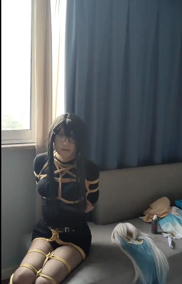 被绑起来放置的漂亮黑丝小男娘2 之前约绳的片段，黑丝 高跟鞋，但是录的短了一点短了点