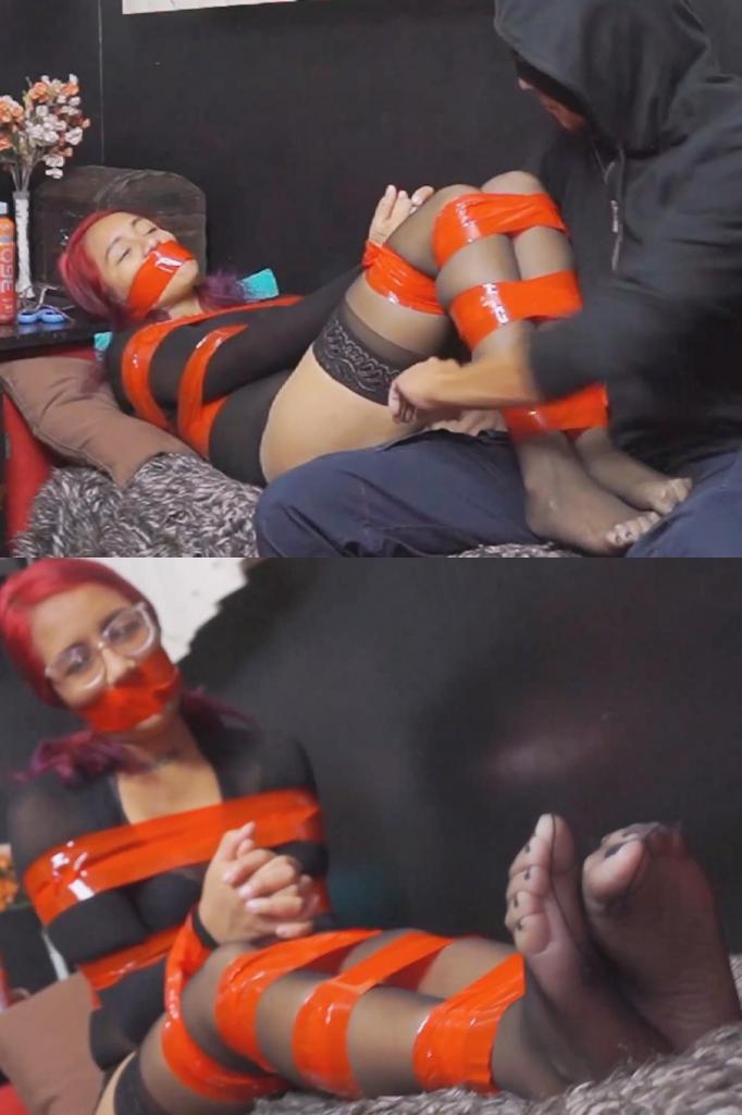 Tight and horny damsel teased and struggling in red tape! 是时候让亚历山德拉紧绷起来了，但她首先拿起红色胶带，用嘴唇玩弄它，同时在她选择的捆绑姿势之前让我抚摸她肥美的双脚，不知道在这个令人兴奋和紧张的环节中等待她的是什么！嗯，嗯，现在你从头到脚都被红色胶带牢牢地绑住了，你就像我想要的那样，准备好开始游戏了，亲爱的，当她试图挣脱时，胶带的声音伴随着她被胶带缠住的呻吟和挣扎，这真是太美妙了，同时唤醒了我的欲望，去爱抚、崇拜和挠她无助的部位，比如她的侧身、胯部、臀部，当然还有她的双脚！对于亚历山德拉来说，这是不可避免的、非常令人兴奋的经历，她会再来一次吗？......她跟我开玩笑说我会付钱给她的！！Time to tighten the moment for Alexandra, but first she picks the red tape and plays with it passing it through her lips while giving me her meaty feet to caress before the bondage position she chose, not knowing what awaits her in this exciting and tight session! mmmfffmfffmmmmmm Now very secure in red tape from head to feet you are as I want and ready to start the games at my mercy darling, it is delicious to hear the sound of the tape while she tries to get loose combined with her taped moans and struggles while awakening my desires to caress, adore and tickle her defenseless spots, like her sides, crotch, buttocks and of course her feet! Inescapable and mmmm very exciting experience for Alexandra, will she repeat it?...... she jokes with me saying that I will pay her!!