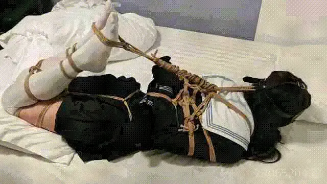 小M的初次体验放置电击挣扎逃脱 [乐鱼] 小M初次体验，知道他的需求后，嗯，新手保护期。就给他来一个驷马放置，让他试试郊狼，可惜他不怎么怕电，最后小M终于努力挣脱了。<br>CD 水手服 马具口塞 郊狼电击 白丝 <br>定拍约绳咨询QQ: 2906520439<br>如果网盘被和谐取消, 请第一时间反馈, 我会尽快补档！<br>解压密码0000<br>时长：≈25分钟<br>大小：≈2GB<br>MP4视频