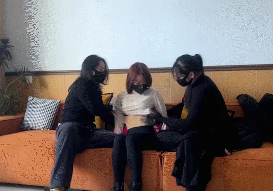 【出租屋游戏】三女玩乐！小董被两个姐姐多层丝袜全包！轻度持续电击强制多重tk震动放置 哈喽大家好！好久不见这里是小董！小董先祝大家新年！因为年前和年后真的工作太忙了！所以无法和大家见面！这里说声抱歉了！唉<br>今天在这里先给大家放送一段聚会时候拍的视频！这次是被两个姐姐一起玩弄哦！真的很羞耻！因为平常都只是给糖糖一个人看，这次又多了一个比较陌生的姐姐！就又紧张又刺激，和羞耻！<br>只是说后续的剧情就不能给大家展示了！因为非常的XXXXX(*^__^*) 嘻嘻……<br>那么今后工作轻松了后，我们也会继续更新！希望大家支持哦！<br>最后要定拍的朋友可以加q2317192998<br>
