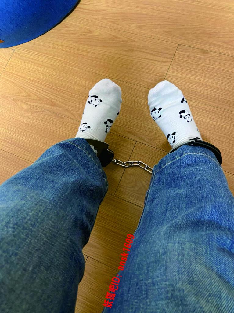 给女友戴上手铐和脚镣，猛吸她的白袜脚 - 白袜、牛仔裤、手铐、脚铐 [脚铐/脚镣,中国女孩,脚镣]
