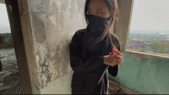 反x女刺客 商务人士阿伟来到一栋破旧烂尾楼实地考察，准备把这块地开发成小区楼盘，没想到竞争对手不讲武德，<br>派出一名杀手前来伏击，结果可想而知小小杀手不是阿伟的对手反被制服并且捂晕玩弄。。。<br>最开始杀手还不愿意透露出幕后金主，阿伟使用了各种道具玩弄后兴奋并且羞耻无比，<br>在一波波浪潮之下最终说出了真相。<br>网盘戴耳机观赏更舒服哦 视频拍摄的原味衣服道具售卖 定拍合作请联系QQ2838269780 