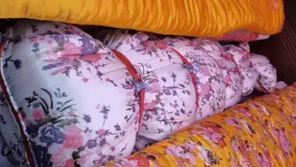 人肉床垫 小奴带上头套被隔绝的感官.塞进睡袋紧紧捆绑.做成床垫....哈哈哈