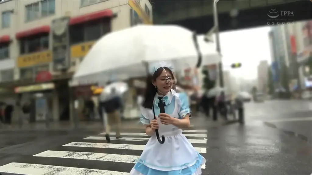 わたしの豚ヅラ、見てください。 足立友梨 番号:<span style='color:#b0b0b0;'>[隐藏文字，购买后可见]</span><br>发行日期:2025-11-08<br>导演:千一休  <br>制作商:ドリームチケット  <br>发行商:----<br>类别:单体作品 羞耻 成熟的女人 M女 鼻勾	<br>演员:足立友梨<br>剧情：女仆装美少女戴上鼻钩和口球的户外羞耻挑战。