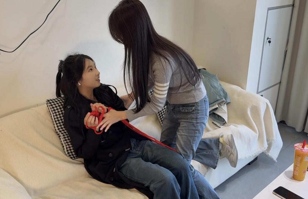 闺蜜互相捆绑挠痒痒挑战 小雨和小晴是一对闺蜜，都是大学生，她们对捆绑和挠痒痒tk感觉非搜刺激和解压。于是开始了一场把对方互相绑起来挠痒痒的游戏，究竟谁更怕痒，谁挠的更狠呢？