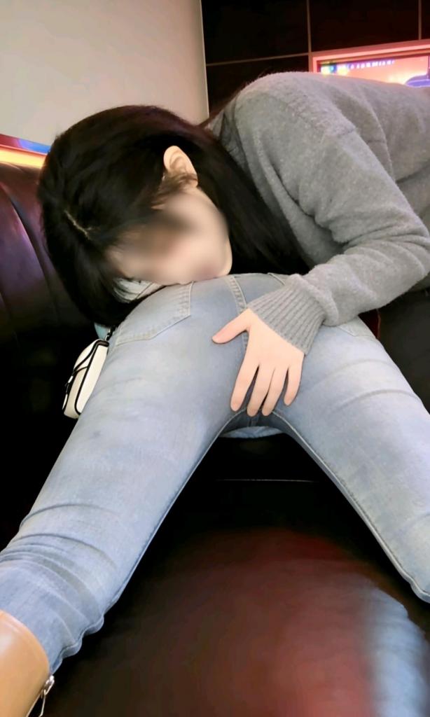长靴牛仔裤美少妇被腹黑萌妹百合女女调教 - 30岁+长靴紧身牛仔裤少妇被00后萌妹s抓裆打屁股，少妇被玩得花枝招展，萌妹也越玩越兴奋，身材都非常好，颜值也都非常高，最后还有惊喜
（私人约玩不方便露脸，所以打马赛克） [长裤（牛仔）,打屁股,百合女同,抚摸,长靴,女调女,SP打屁股,揉臀,长裤（紧身）,揉穴]