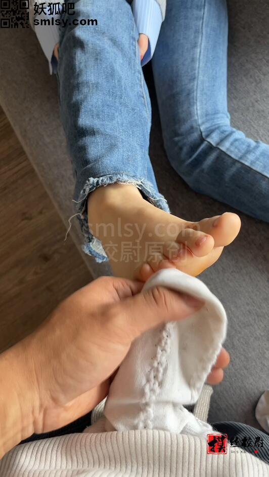校尉原创-12月约拍记录.棉袜套撸素人妹妹玉足！ 典型的南方小土豆，超级健谈又活泼可爱的妹子，这脚白嫩白嫩的<br>妹子也特别乖，用脚上的棉袜套在我的牛子上用手脚帮我套撸，我捧着她的玉足狠狠舔净最后怼着她爆射一发<br>就问还有比这更爽的？