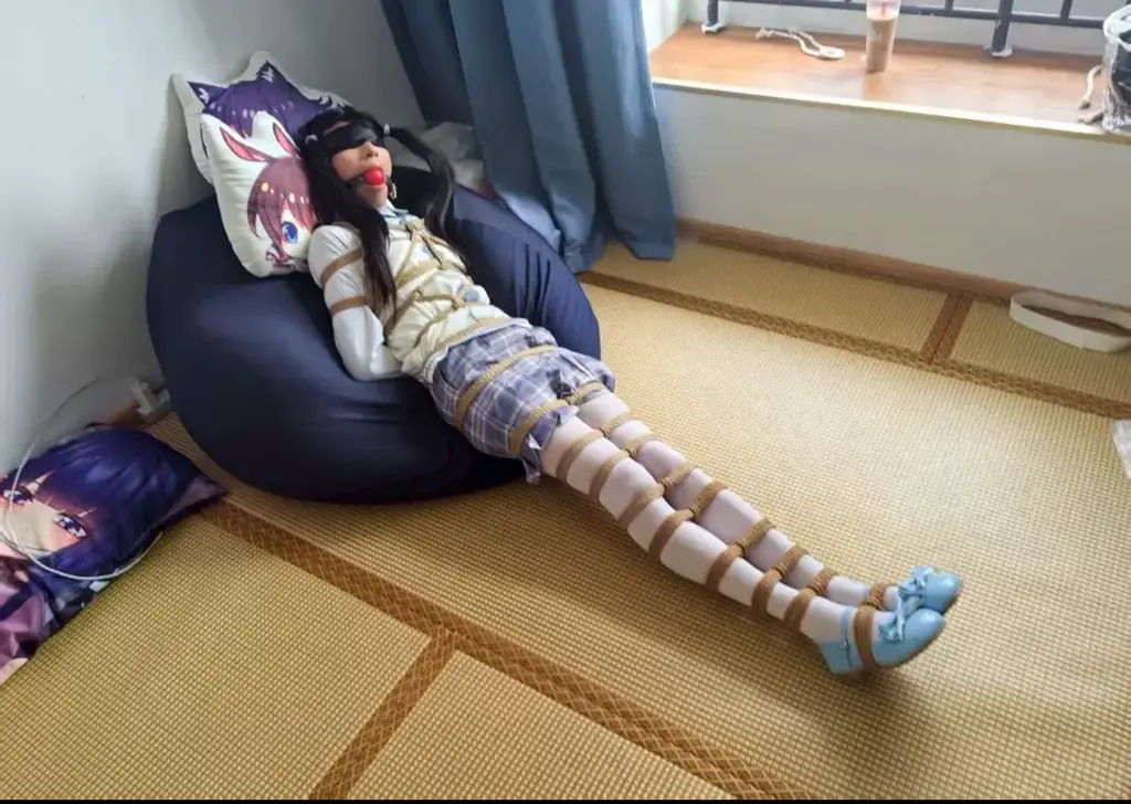 小天羽2025的受难合集 - 在哪里被绑，都离不开嘴里那红色的东西，有时候下面会被放个奇奇怪怪会震动的棒棒，苦苦的小笨羽，在哪里都受难 [白丝,JK,口球,捆绑,驷马,小男娘]