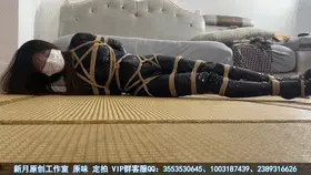【新月原创】【荷露】定拍剧情片 胶衣搜查官以身入局【上】 取巧解缚合格后 打扮成甜妹被绑着送到人贩窝 【新月工作室】定拍交流QQ：3104988182，2389316626 备用1003187439<br>【出原味妹子】3104988182 小洛（红豆）2389316626，366700880玉箫 2019384890 佳怡 2633257891琳媚<br>约绑攻略有售直接滴QQ：3317697447！！本工作室正式启动会员优惠折扣方案，请有兴趣的同好加客服Q：3104988182详询<br>剧情如下：<br>1、胶衣搜查官荷露这次得到了新的任务，但这个任务比较危险，要被送到人贩窝，并且是捆绑状态，所以对搜查官的捆绑适应性和解缚能力要求非常高，而荷露很像得到这个任务，马上决定尝试解缚挑战。<br>2、然而上级派来的绳师并没有给荷露放水，直接把她绑了个透心凉，荷露拼尽全力也没有任何办法挣脱绳子，但这个任务她太想参与了，干脆一不做二不休，偷偷用自己藏着的刀片把绳子割断，假装自己挣脱了绳子，骗取了这次任务的主动权。<br>3、任务要求荷露换上甜妹的装扮，按刚才的捆绑方式捆好，然后由中间人把她送到人贩窝，到时候荷露想办法挣脱，再从内部瓦解对方的组织，荷露觉得刚才可以想办法挣脱，到时候自己也可以做到，可她忘记了，自己已经换了衣服，刀片并没带身上……<br>ps:实话实说，荷露这种可爱妹子从皮衣瞬间过渡到双马尾甜妹，这种反差感真的绝了！