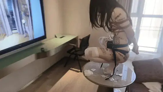 星语自愿放弃人权参加雌堕实验，持续榨汁，连续三次失禁，喝掉自己的尿液，实验失败变成漏尿母猪精液便所[伪娘，超长50分钟] 实验结果：星语最后虽然雌堕成功，但多次漏尿，缺陷太大，还是变成了废物漏尿母猪精液便所，为了更好管理，将剥夺勃起，射精以及自由排尿权利将戴上导管平板锁并用融化的蜡烛将排尿口堵住，肛门则用按摩棒堵住刺激，每天只有在完成厕所任务后才有资格排尿，未完成则延期至下一天任务，如果连续三天或累计7天未完成任务则将被当做彻底无用的废物，丢弃在废物处置室不再进行管理。<br><br>实验过程：全程播放雌堕音频进行洗脑，全身贴满羞耻纹身贴，每时每刻提醒和表示现在星语的雌堕母狗身份，双手绑一个日式后手，在胸上挂着装满精液的套套，嘴被开口口塞堵住jj被固定在榨精器上，戴上挂着小铁球的蝴蝶乳夹，穿上ji女透明高跟鞋，像商品一样站到桌子上分腿蹲着，观看自己以前的羞耻视频，在这么多刺激下，母猪星语竟被直接刺激到失禁。<br>之后星语下了桌子，往嘴里塞入一个精液套套进行诱惑，但是没多久竟然又一次失禁，星语这头母猪开始在自己失禁的尿液中挣扎，在看到精液套套掉在地上后，星语像头母猪一样不顾地上的尿液趴在地上就开始舔，最后把套套放进自己嘴里才满足，雌堕进程33%。<br>在jj被榨汁，乳首被夹住的情况下，星语跪在一面镜子前，看着自己羞耻的样子，开始进行口交训练。因之前两次失禁，这次在下面放了个杯子，如果再次失禁，那么惩罚便是让母猪星语自己喝掉而过程中星语又一次失禁。看着自己这头漏尿骚母猪口交的样子开始对星语的思想造成改变，从一开始吞不了多少，变成享受被假jj深喉，白眼直翻，在口交过程中口水直流，黏在假jj上拉丝，不少都滴进了充满尿液的杯子里，最后星语躺下用自己沾满尿液的脚进行足交后又进行口交，脑子已经变成了只想要几把的浆糊了，雌堕进程66%。<br>最后，进行漏尿惩罚，彻底剥夺排尿权利，带上导管平板锁，并用滴蜡的方式将管口堵住，屁股则是塞上按摩器进行刺激。星语鸭子坐后躺在床上，把星语沾满尿液的白丝脱下来然后塞进嘴里，再把之前杯子里的口水尿液混合物倒进星语嘴里，然后塞上塞子，星语想吐也不掉，感受着自己骚臭的尿液，星语感觉自己的脑子快要坏掉了。之后拔出塞子，检查是否喝完，星语被刺激得直翻白眼星语开始扭起了屁股，在不停勾引实验人员。雌堕进程100%。但由于之前三次失禁，被评为失败品。