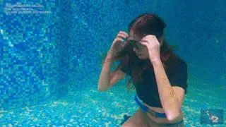 Julia and The first steps in underwater video 这次您将在水下视频中看到Julia的最初尝试。<br>她学习如何屏住呼吸、躺在泳池底部、使用潜水面罩、在水中睁开眼睛以及呼气。<br>本视频是教授模特水下技艺系列视频的续集<br>This time you'll see Julia's very first steps in the underwater video. <br>She learns how to hold her breath, lie on the bottom of the pool, use the mask, open her eyes in the water and let the air out. <br>This video is a continuation of the series on teaching models to underwater craftsmanship.<br><br>MagicBubbles 专注于水下恋物癖的工作室。<br>百度云会和谐视频，因此双重压缩，<span style='color:#b0b0b0;'>[隐藏文字，购买后可见]</span>