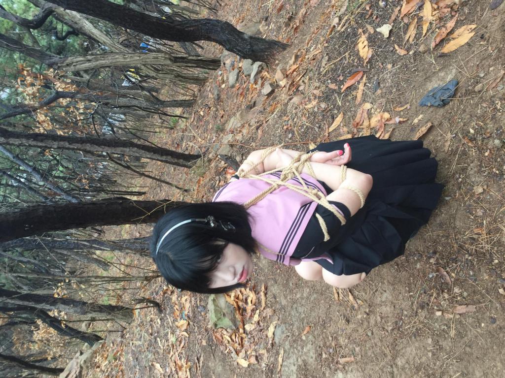 短发女健身爱好者戴上手铐脚镣爬山健身，jk制服和ol装 - 短发健身女将
