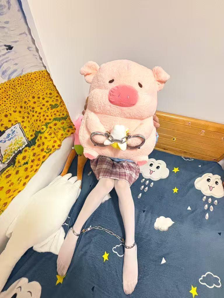 被酸酸硬控的一天 嘿嘿 - 金属锁链系列，锁小猪还能锁母狗，小母狗乖乖过来服从主人
酸酸的小m真的很可爱呢，就是比以前胖了，等我给小m
买的重金属脚铐到了，先把你锁在床上三天，强制减肥
我们慢慢玩，先减个20斤，每天会给你放饭的，期待吧
有想看酸酸穿什么衣服调m呢?可以私信投稿呦
出酸酸原味丝小m的也可以呦 嘻嘻 私信或者推@SourSourSSS
