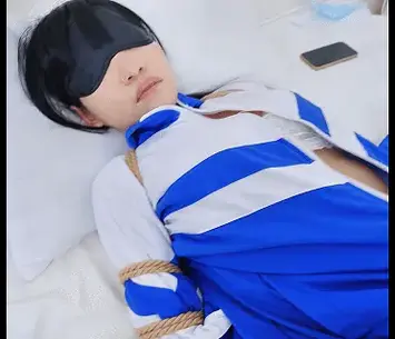 【LYB351】定拍入室绑架女学生，玩弄一番后带回家训练成M卖掉 假期小冷在家休息，突然被闯入的人贩组织控制，并且捆绑起来玩弄一番，随后抗走。画面一转人贩将伪装拘束的小冷带进门，脱掉外套和短裤，带上震动bang固定带震动，期间用皮带SP调教，最后改成躺再地上揉胸 抵住下面震动糕朝，最后套上袋子带走卖掉<br>百度云下载后再解压，解压密码leng解压后改后缀为.mp4
