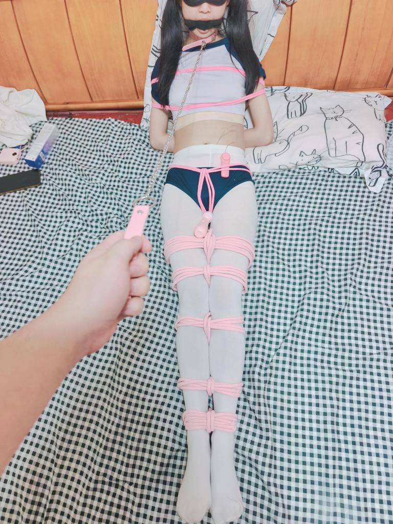 刚成年的晓森妹妹真实体验紧缚和小玩具gc - jk萝莉小妹妹给自己起名叫晓森了，身高163cm，体重45kg，妥妥的小萝莉。这次穿的是体操服+白裤袜十分可爱，还戴了项圈。这次手绑比较紧，晓森差点被痛哭了，这次小玩具贴合比较紧，让她好好体验了一番。目前在准备晓森妹妹的视频，之前拍的以后会当做福利小片段发送，欢迎各位+q2195803378交流，可以订拍一起开发晓森妹妹哦。 [日式反绑,丝袜,体操服,白丝,挠痒,狗链/项圈,股绳,跳蛋,震动棒,连裤袜]