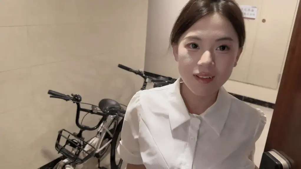 误会的代价 这天家教老师玥玥照旧前往学生家中进行辅导，到达小区后却发现电梯维修无奈只能选择走楼梯，进入学生家中后学生递给玥玥一杯水，喝完水后玥玥因为爬楼梯劳累过度引起她的低血糖而晕倒过去。醒来后的玥玥误以为是学生给自己下药对学生严厉指责，百般辩解无效后学生怒火中烧……而玥玥也因此付出了无法挽回的代价<br>新人试镜作品 感谢大家支持 定制联系qq2576361018