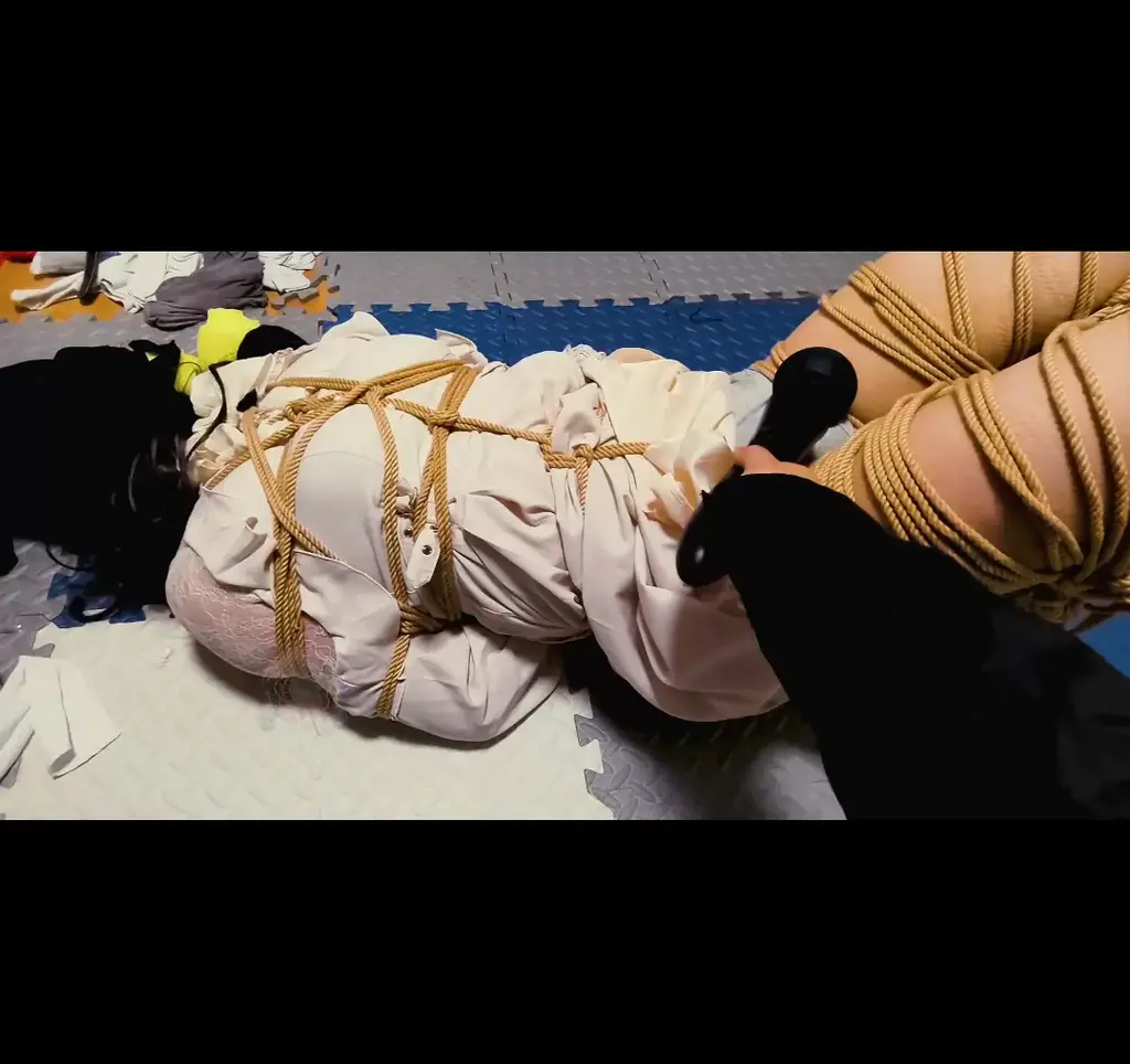 【紧缚少女樱雅】驷马缚！货架全包倒悬吊！丝袜全包！棒棒，跳蛋，呼吸控制等轮番刺激！不断挣扎！ 【紧缚少女樱雅】我的个人QQ1368537820，base杭州绍兴嘉兴湖州，欢迎一起。视频出镜大多为来的小伙伴！少数为樱雅本人！樱雅擅长绳，木乃伊全包，k9等等调教和缚艺，擅长摄影，玩kigurumi，妖狐小说与图片区均可找到我的作品！艺术绳艺/全包体验！