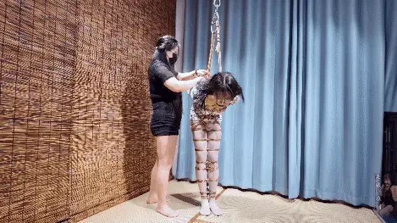《TK敏儿伪娘锁奴》严厉的TK捆绑伪娘锁奴，全身紧缚吊绑，10厘米高跟鞋罚站，鞭打、高跟鞋踩踏、TK贞操锁、口球、原味丝袜、锁社，严厉的调教捆绑惩罚、原味丝袜嘟到吐............ 吊环上的伪娘锁奴被主人全身捆绑放置罚站，弯着身子塞上主人刚脱下来的丝袜绳子勒嘴吊在吊环上，就这样弯着腰想抬身子也抬不起来，在给锁奴穿上10厘米的高跟鞋罚站，严厉TK着锁奴，高跟鞋踢踹，鞭子全身抽打，锁奴只能扭动着身子躲避主人的鞭子。可想完全被捆绑的锁奴哪能躲开呢？  只能乖乖的被绑着固定在那让主人随意玩弄。<br>吊绑完后，解开勒着嘴上的绳子锁奴被堵了好久的袜子呕吐了出来，主人才不管呢、接着在拿着超大的5.5口球继续堵上锁奴的嘴，放置在地上高跟鞋踩踏，踩着锁奴的贞操锁，苦不堪言的锁奴只能这样被主人玩弄着，让主人开心才是做奴的最大的乐趣呢、、最后主人拿着按摩棒在贞操锁上来回炸取、控制不住的锁奴最后既然带着锁释放..................<br>♠ 因为喜欢，所以更专业。<br>♠ 当然欢迎大家定拍各种作品以及剧情片，竭力创作。<br>♠ 定拍、约拍、各种视频欢迎咨询<br>♠ 一心追求绳艺 探索各种姿势的奥妙 追求极致的捆绑艺术<br>♠ 专注紧缚捆绑而不失紧缚带来的体验感<br>♠ 工作室提供免费化妆服装体验（圆同好朋友一个女装梦）<br>♠ 以上模特的化妆均有本主亲自塑造<br>♠ 支持原创是我们创作的最大动力<br>♠ 网盘解压密码：<span style='color:#b0b0b0;'>[隐藏文字，购买后可见]</span><br>♠ 定拍视频、约拍视频、预约体验（伪娘、男生都可以体验）、原味衣物道具出售!!!详情加下方联系方式咨询<br>♠ 联系方式：Q<span style='color:#b0b0b0;'>[隐藏文字，购买后可见]</span> 备用 Q<span style='color:#b0b0b0;'>[隐藏文字，购买后可见]</span> V<span style='color:#b0b0b0;'>[隐藏文字，购买后可见]</span><br>♠ 绳模敏儿的联系方式 喜欢敏儿的可以找她约绳，Q<span style='color:#b0b0b0;'>[隐藏文字，购买后可见]</span><br>♠ 诚招山西附近的女M、伪娘、能过来的也可以，有兴趣的可以加上方联系方式咨询!伪娘免费化妆 不要发邮件！！！！发邮件咨询一律不回！
