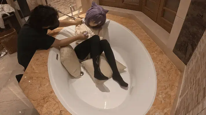 kigurumi 刻晴拘束衣束缚 浴缸放置 呼吸控制 固定棒棒 无助挣扎 体验 约绳约拍加q393874591 另有视频同款麻绳出售<br>在漆黑的浴室中，刻晴被拘束衣紧紧束缚着，还被坏人用塑料袋套头，每一次被掌控的吸气都变得更加无助和绝望<br>之后还被粗壮的棒棒袭击下面，伴随挣扎被无情地刺激着敏感之处。<br>她只能发出闷哼，身体在束缚中徒劳地扭动挣扎，湿润的眼眸透出浓烈的屈辱与快感交织的绝望。<br>呼吸控制一次次将她推向边缘，挣扎越激烈，拘束越紧……直到彻底沉沦。