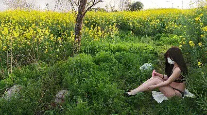 户外泳装露出紫薇，被尾随迷晕调教的少女 有露出癖好的女生带着手机支架在到户外自拍，她十分小心翼翼的察看了一下四周情况，确认了安全后打开了手机支架，并把衣服脱得只剩比基尼，她十分享受这种背德的感觉，隔衣自慰到高潮时，紧绷的神经懈怠了，被尾随的人迷晕带走......绑架到家里四肢被拘束，淋浴冲洗、阳台放置、抽鞭子、泼水,滋袅......<br>定拍/原味/赞助 qq3975334131，价格优惠，重口勿扰～<br>招聘同好/模特，坐标江苏，有意向的宝子可以 qq3975334131沟通交流～<br>苏苏的3D打印小店开业啦～视频中同款打印镣铐道具都在小店哦，有喜欢的宝子们可以来咨询物色哦，总有一款适合你～<br>有意3D镣铐枷锁等道具的宝子 qq3975334131，欢迎交流～