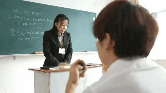 【上集】想转正的助教，只能通过被调教的方式！肉丝、深喉+中出、震动棒插入状态-教学楼道公然露出！跳蛋遥控，课上当场高潮失禁 - 正片已发布，如您看到图集内容后对正片视频感兴趣，可复制下面这一行文字，到视频区搜索：

性欲ぱない猿クソガキ共にどこでもズタボロ強輪わされ精神崩壊

即可查看对应作品，更多描述请详见视频
来吧，开始放学后的“课程”吧。在楼梯间也进行喉咙深处的调教。就算哭也不会停下。你很想要正式教师执照吧？来吧，大家都集合好了