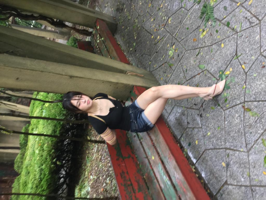 雨中捆绑女体育生 ，强健体魄，雨中坚持捆绑并戴上手铐脚镣 - 湿绳子捆绑
