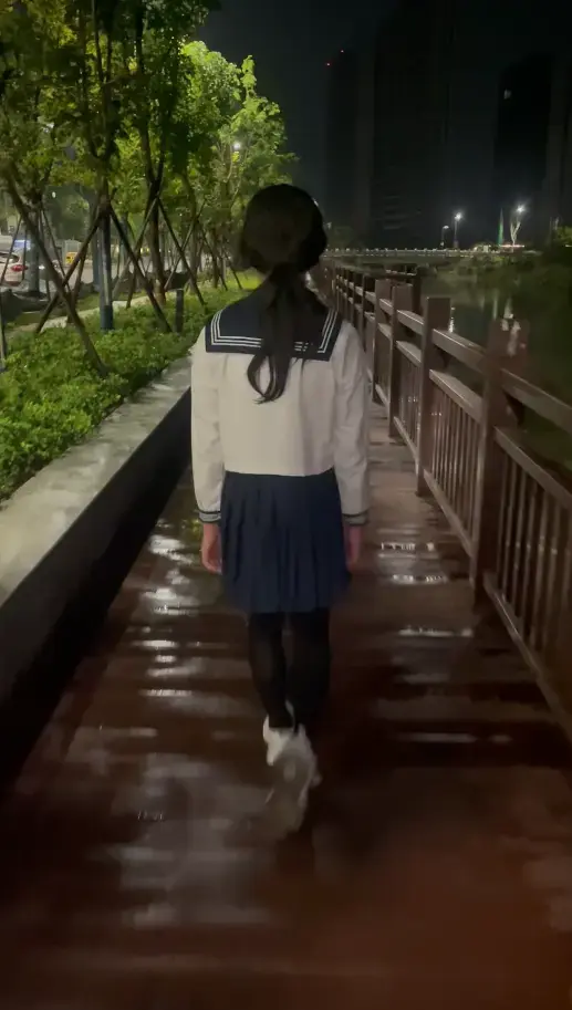 夜晚露出jk小南梁捆绑行走 可爱的黑丝jk水手服小m被红麻绳紧紧捆绑，拉到了夜晚的郊外，凉爽的夏夜，也没什么人，就这样散散步吧<br>期间也得防着偶尔会经过的路人，下面还塞着玩具在不断的震动<br>走着走着就高朝了，又被坏s给绑在栏杆上放置着<br>