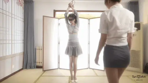 袅袅把紫悦吊起来调教 粉丝定拍转公映<br>紫悦和袅袅是阔别多年的同学，袅袅在得知紫悦有和她一样的小众癖好后，然后约紫悦出来玩了一次百合调教<br>胖虎私摄长期招聘模特<br>更多精彩内容，小伙伴可以私信定拍QQ:3479946886<br>作品解压密码@tiger7986<br>