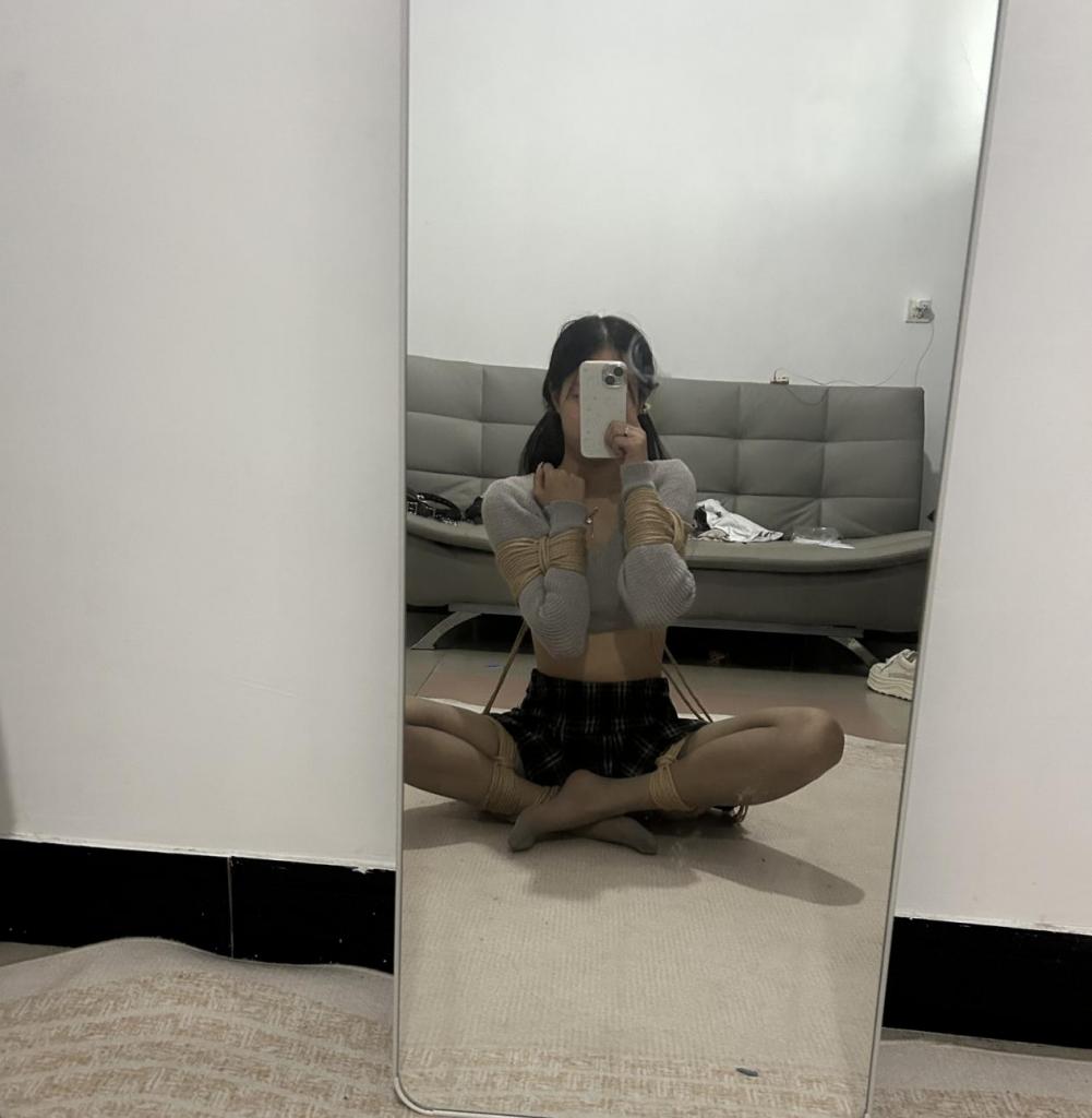 《谁谁原创》最近抖音很火的灰丝套装， - 模特身高165 体重85 穿的最近抖音很火的灰丝套装，绑的并肘紧缚，绑的很紧，????喜欢的我过几天发视频