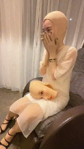 マスク de 焼肉2 and W杯日本負けちゃった日だよ（下） 【素颜露脸】《我又和那位戴着面具的小姐姐一起去吃烤肉了》<br>回到酒店后，又更换了面具。<br>这一天也是日本队在足球世界杯中输给巴西队的遗憾日子。<br>■ 视频内容：<br>前半部分35分钟，后半部分33分钟，共两段视频。<br>音频： 有（部分片段因处理而静音）。<br>■ 内容简介：<br>在酒店换上浅色系服装后前往烤肉店。在店内包厢摘下面具。用餐结束后再次戴上面具，返回酒店。回到酒店后更换面具，并更换服装。前半段和后半段均包含摘下面具的画面。<br>■ 作者评论：<br>我个人非常喜欢这次的面具、假发和服装搭配。<br>为了整理头发和调整服装位置，过程中有少量身体接触。<br>■ 模特：<br>M◯ni 女士<br>■ Video Details<br>Two-part video:<br>oPart 1: 35 minutes<br>oPart 2: 33 minutes<br>Audio: Included (some portions are muted).<br>■ Content<br>After changing into a light-colored outfit at the hotel, we headed to a yakiniku restaurant. In a private dining room, she removed her mask. After the meal, she put the mask back on and returned to the hotel. Back at the hotel, she changed both her mask and outfit. Both Part 1 and Part 2 include scenes where the mask is removed.<br>■ Creator's Comment<br>Personally, I really liked the combination of the mask, wig, and outfit in this video.<br>There is some minor physical contact while adjusting the hair and clothing to keep everything in place.<br>■ Model<br>M◯ni<br>マスクなお姉さんとまた焼肉に行ってきました。 帰って来てマスクチェンジ サッカーW杯日本がブラジルに負けちゃって残念な日でありました。 ◾️動画：前半35分　後半33分の2本立て 　　　　 音声：あり（一部無音にて対応） ◾️内容：ホテルで白系の服に着替えて焼肉屋さんへ　　 　　　　 店内個室においてマスクオフ　　 　 　　　 　食事後、再度マスクを被りホテルへ　　　 　 　　　マスクチェンジ and 衣装チェンジ　　　 　　　　 前半、後半ともにマスクオフあり ◾️コメント：個人的にマスク、ウィッグ、衣装萌してました。 　　　　　　 髪や衣装のズレを直すために一部接触がありますが、卑猥なシーンはありません ◾️モデル：M◯niさん 以上、よろしくお願いします。<br>#kigurumi #femalemask #dreammask #maskoff #黑丝网袜 #伪装 #着ぐるみ #zentai #恋物 #户外 #全包紧身衣 #口罩 #フィメールマスク #多层 #丝袜叠穿 #恋足癖