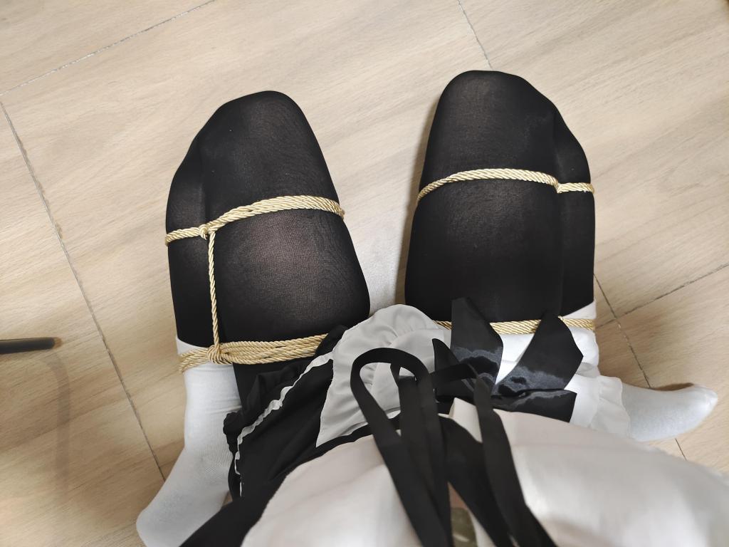 黑丝白袜女仆装，分腿缚 - 分腿缚好难受。。。。 [伪娘,伪装,自缚,折腿缚,捆绑,自缚,女仆装,小男娘]