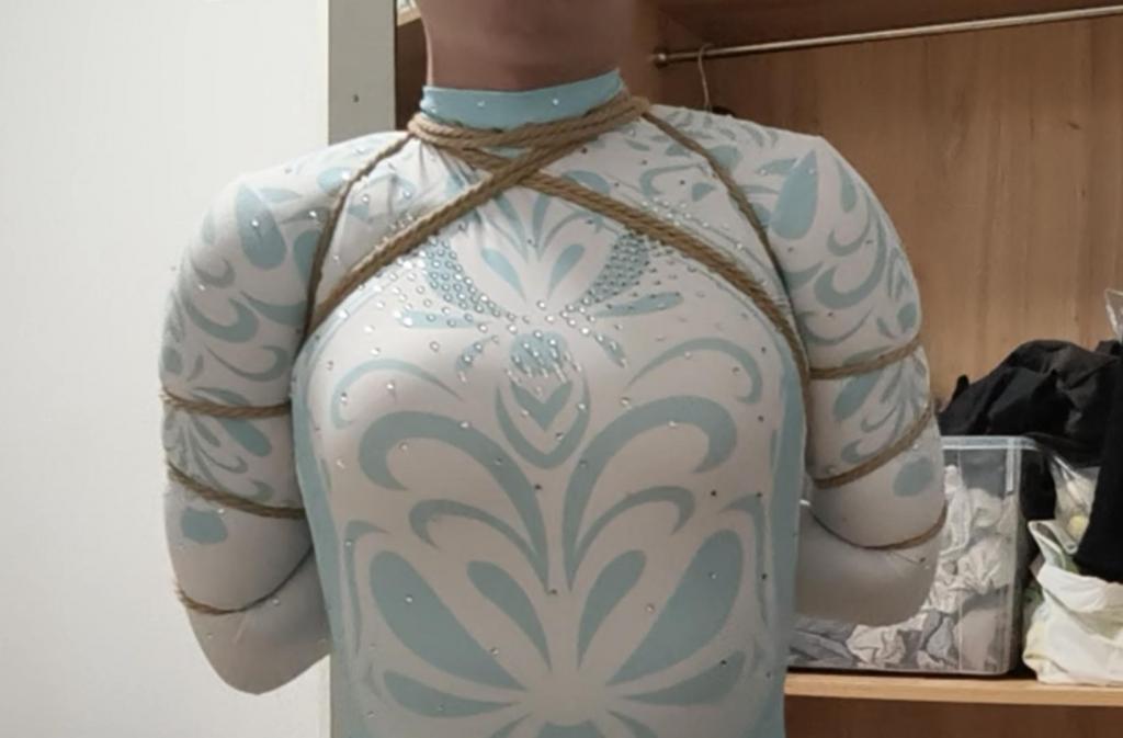 我穿着裤袜和连体紧身舞蹈服外出，以及把自己五花大绑 - 我穿着裤袜和连体紧身舞蹈服外出上街，以及把自己五花大绑的照片。