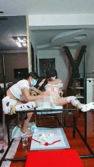 【妤妤cdsm·定拍篇】今天是男娘奶牛挤奶日！前后电击寸止+足交榨精+强制舔脚吞精+射后龟责+原味棉袜丝袜堵嘴+眼罩耳塞+TKSP惩罚 本作为老板定拍剧情，特此致谢祝老板一帆风顺马到成功~<br>主人今天终于答应给禁欲了好久的小男娘挤奶，但是事情从来没有那么简单……先是持续半小时的足交到边缘再用阴茎环和肛塞电击寸止，忍不住发射后强制深喉舔脚吞精 龟责TK，然后马不停蹄开始下一次寸止榨精和高强度龟责！就在小男娘得到喘息放松警惕之后没想到主人玩的是回马责！十分激烈的挣扎之后主人终于玩累了，SP了一通之后结束了挤奶日特别活动……<br><br>网站托管库有3GB大小限制，网盘内为高清4K有码版未压画质，限制单个文件大小所以使用分卷压缩，把分享链接中的所有文件下载到同一文件夹之后再解压<br>解压密码<span style='color:#b0b0b0;'>[隐藏文字，购买后可见]</span><br><br>西安线下调教体验、定拍联系：<br>Q：2807688463<br>2669055139<br>v：XYbzgzs101<br>工作室x/tg同号：@Xxbeauty04<br>演员x：@dogeggm