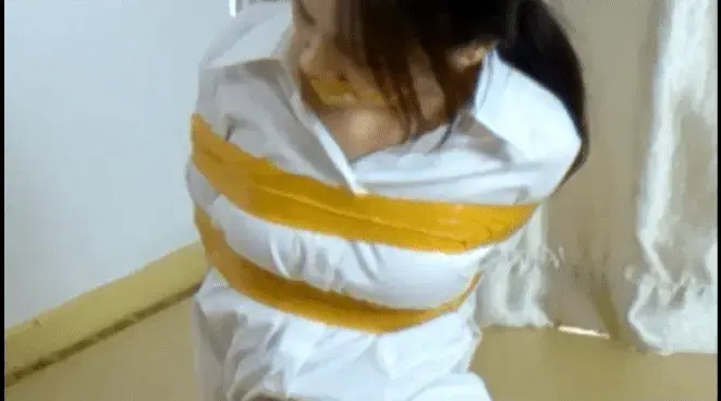 融儿胶带二拍2……融儿胶带紧缚，跪走、翻滚求，呻吟不断……更多精彩视频，定拍Q364482430(出原）。 融儿胶带二拍2……融儿胶带紧缚，跪走、翻滚求，呻吟不断……更多精彩视频，定拍Q364482430(出原）。