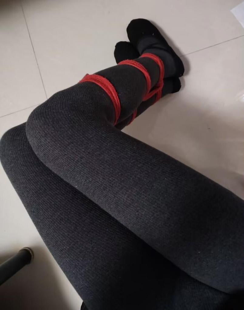 灰色裤袜自缚，舞蹈鞋捆绑 - 灰色裤袜舞蹈鞋，红绳捆绑紧缚