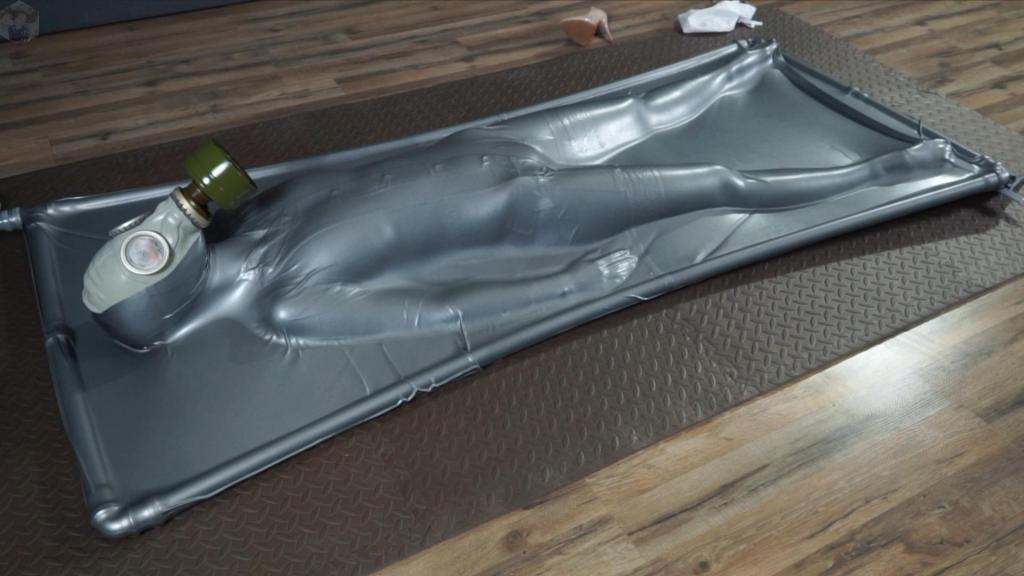实验室事故，或 Sonya 戴防毒面具躺进灰色乳胶真空床-1 Sonya 工作的实验室响了警报。大家被要求不要慌，按指示做。Sonia 很担心，但她都做对了。她戴上防毒面具，钻进单人舱。空气恢复正常后，舱本该打开，可是出了岔子……