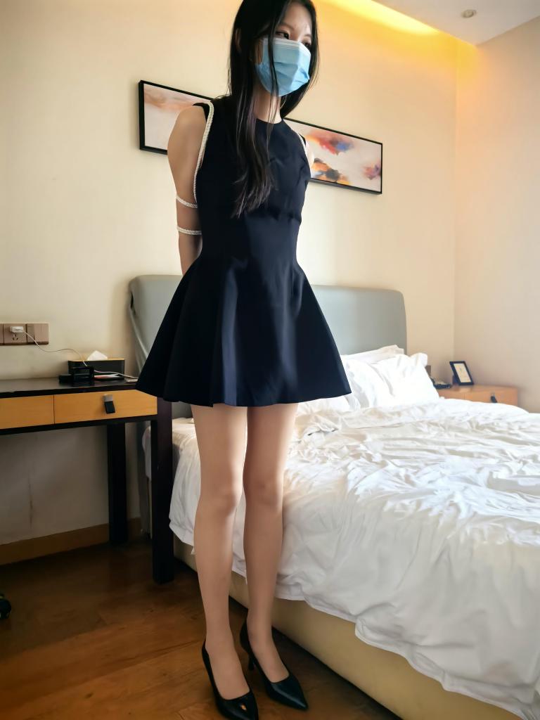 女大学生体验绳缚