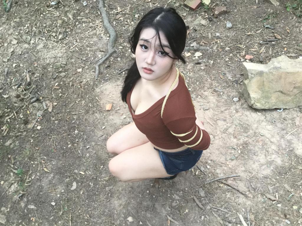 大熊御姐穿低胸装五花大绑，体验手铐脚镣 - 约拍的妹子，让她穿低胸衣服展示大熊
