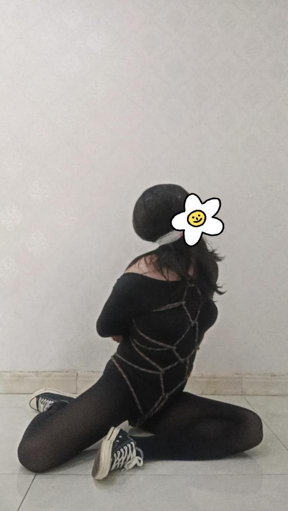 小男娘自缚，黑丝配黑匡威帆布鞋+龟甲缚+口球 - 俺是布鞋控???喜欢帆布鞋和千层底布鞋，喜欢龟甲+日式绑手+蛇缚，还有体操服，可惜绳子不够，腿和胳膊没有绑。只上了个龟甲，手腕绑了一下。 [日式反绑,龟甲缚,股绳,帆布鞋,伪娘,肛塞,连裤袜,口球,练功服,黑丝]