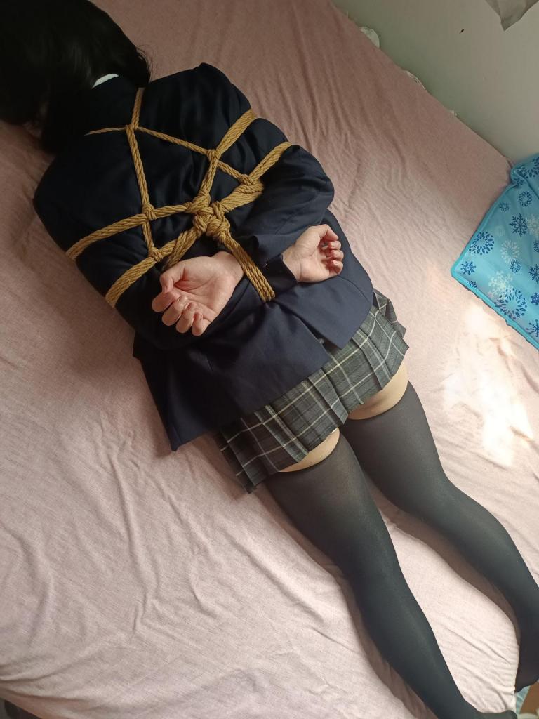 这是哪个家伙被教训了（ - 没想到学院风格的衣服还挺好看的，不过买的有点儿太大了，显得人很矮小。（欢迎山东临沂的同好和我扩列，或者你喜欢玩cosplay明日方舟什么的都可以扩列⸜(>ᰔ<)⸝）