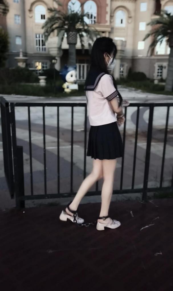 JK女大的镣铐日常 驷马打脚心，全程戴5斤重镣外出 穿着jk和玛丽珍鞋的妹子回到家，带上5斤重的黑铁脚镣和板铐在家玩，到床上被驷马铐着用数据线打脚心，之后让妹子戴着脚镣坐电梯下楼，到户外长时间走路，重镣磨的她脚后跟很疼，妹子一直在叫疼，然后在车上玩着脚镣回家。<br>注意妹子自己都戴着脚镯的^_^<br>布莱恩原创出品